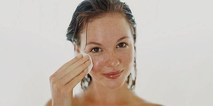 нанасяне на масло върху кожата на лицето за подмладяване